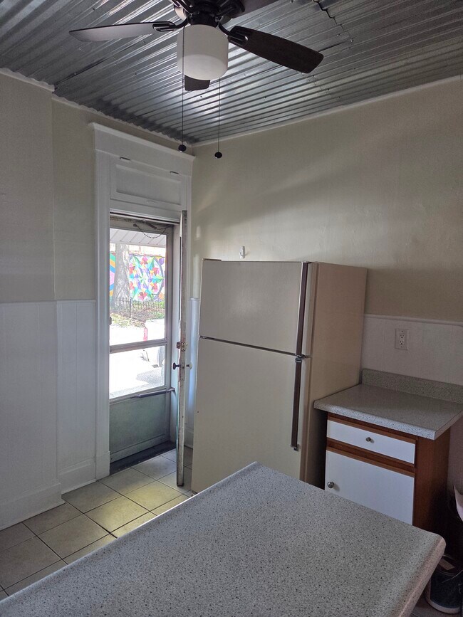 Foto del edificio - 229 E 5th St