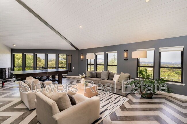 Building Photo - 357 La Casa Via