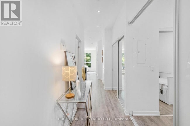 Photo du bâtiment - 840 Queens Plate Dr