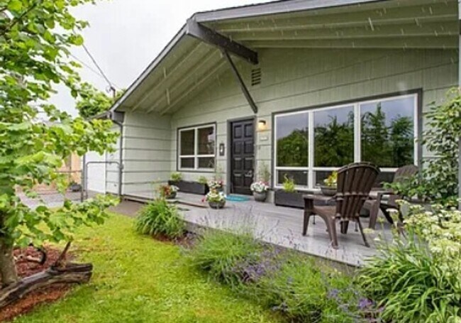 Foto del edificio - Arbor Lodge Bungalow with Hardwoods, Attac...