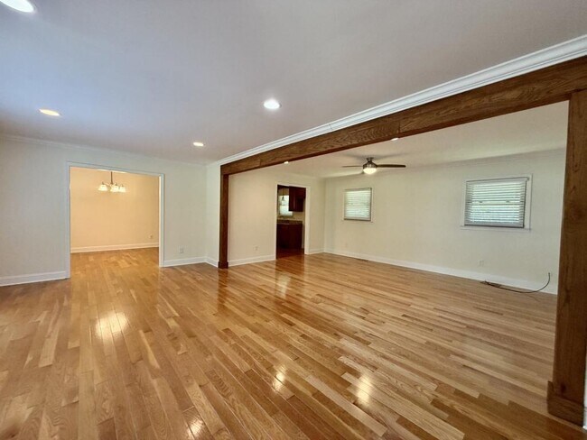 Building Photo - 109 James Dr