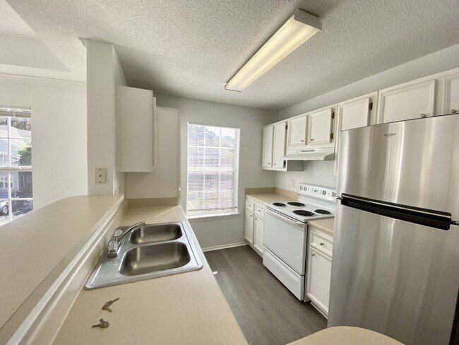 Building Photo - Spacious, One Bedroom Apartment W/ a Balcony!