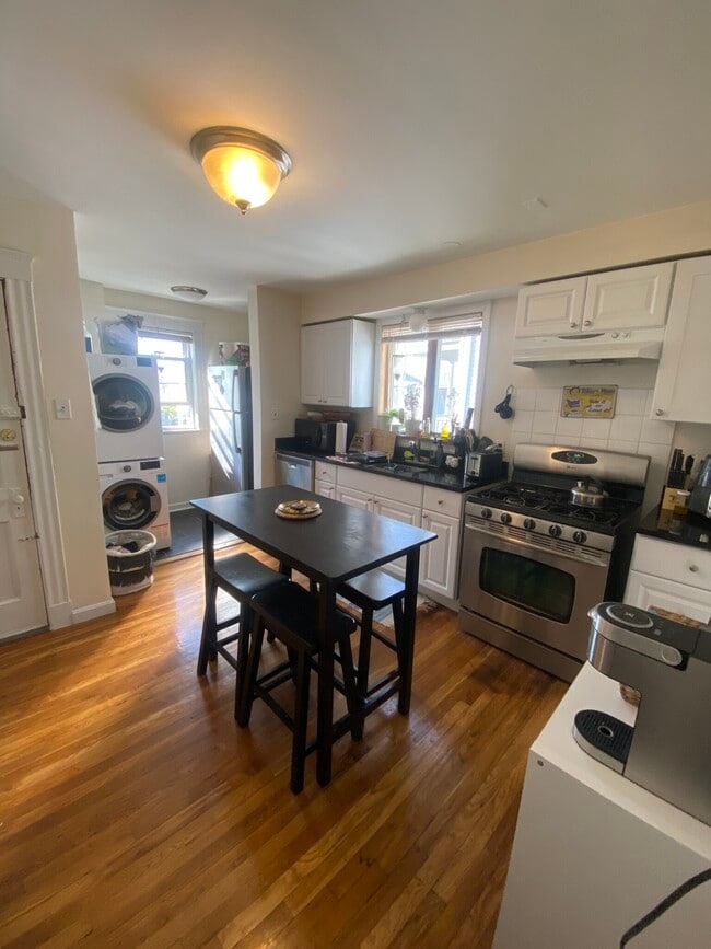 Building Photo - 38 Cherry St