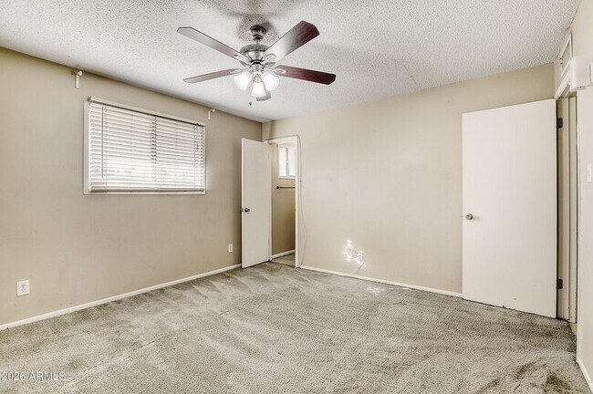 Foto del edificio - 921 E Campus Dr