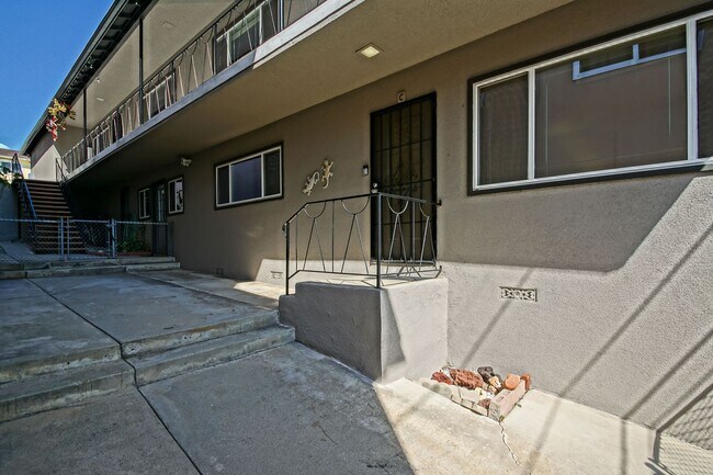 Foto del edificio - 330 Bungalow Dr
