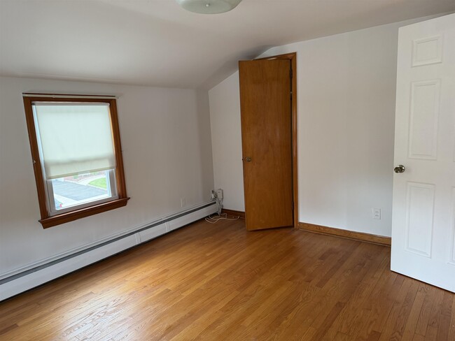Building Photo - 654 Chase Ave