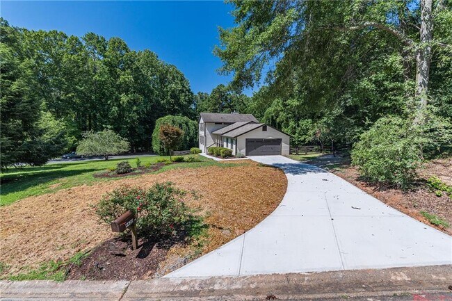 Building Photo - 9630 Pine Thicket Way