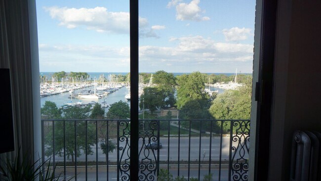 Foto del edificio - 3330 N Lake Shore Dr