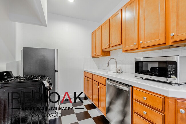 Building Photo - 1818 Whitley Ave