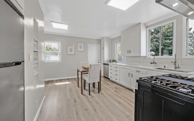 Building Photo - 3 Bed REMODELED Single Family Home Availab...