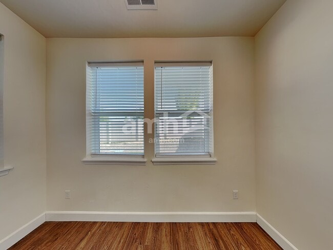 Foto del edificio - 3492 S Bartlett Ave