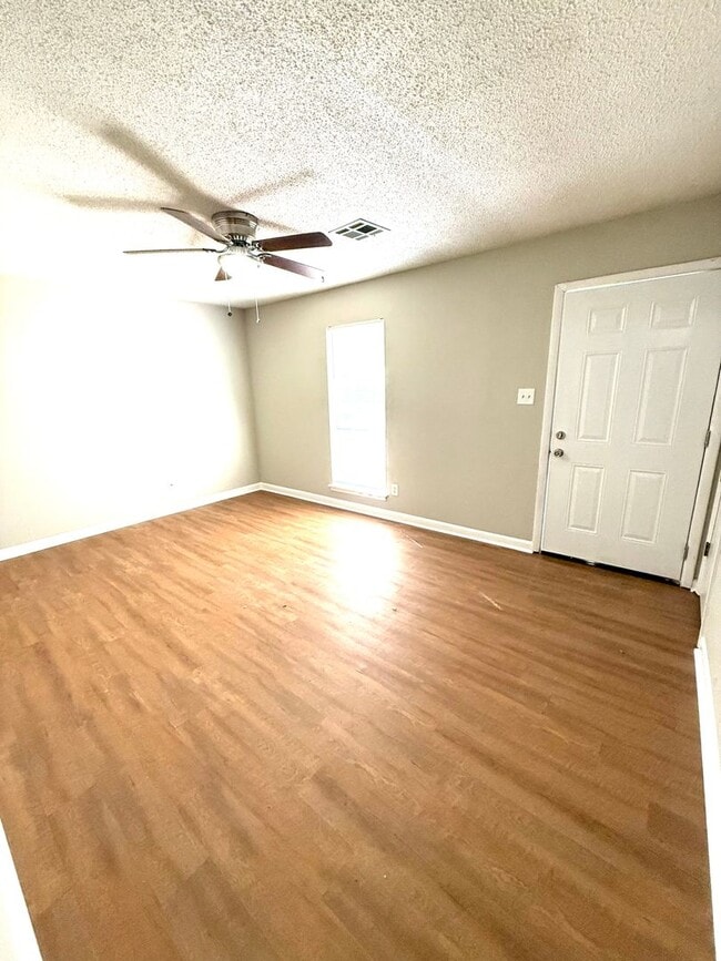 Building Photo - ** 3 Bed 2 Bath located off Woodley rd ** ...