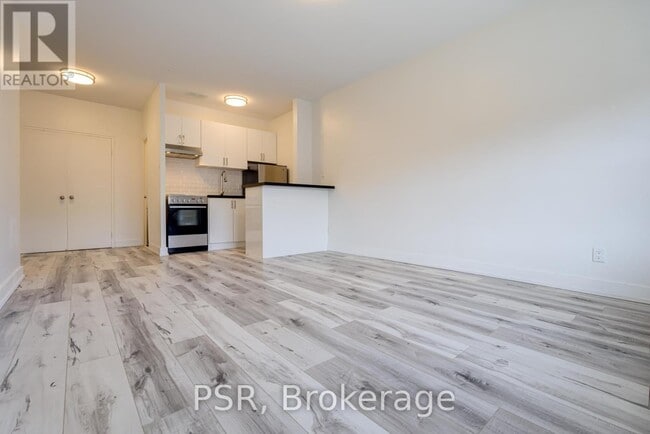 Building Photo - 256-256 Sherbourne St