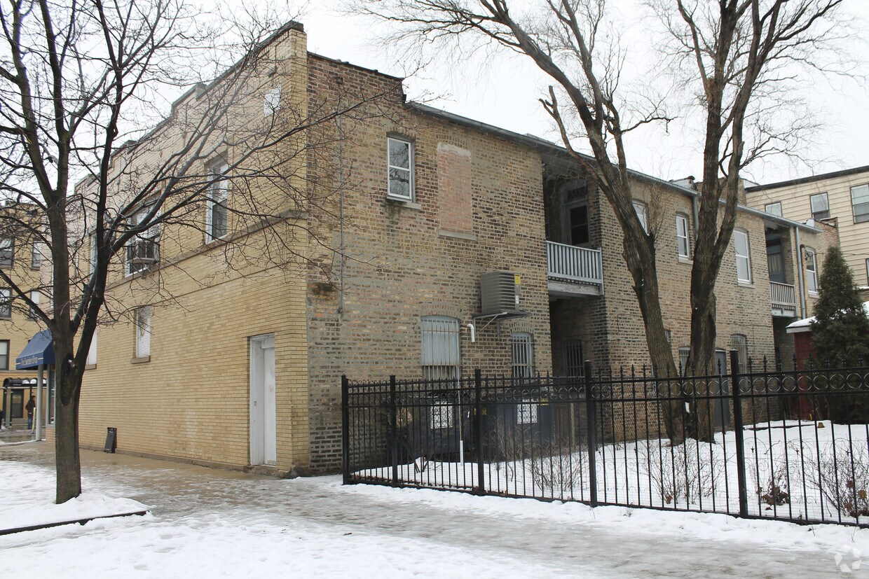 Building Photo - 3300 W Foster Ave