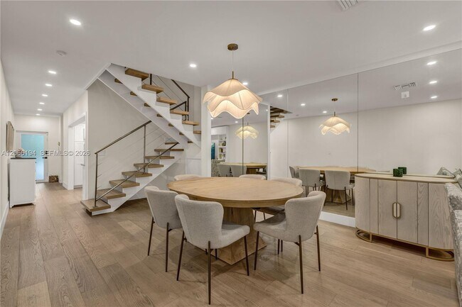 Foto del edificio - 6011 N Bayshore Dr