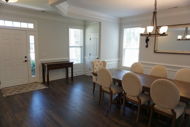 Building Photo - Beautiful and Some Furnishing 4BR/3BA home...