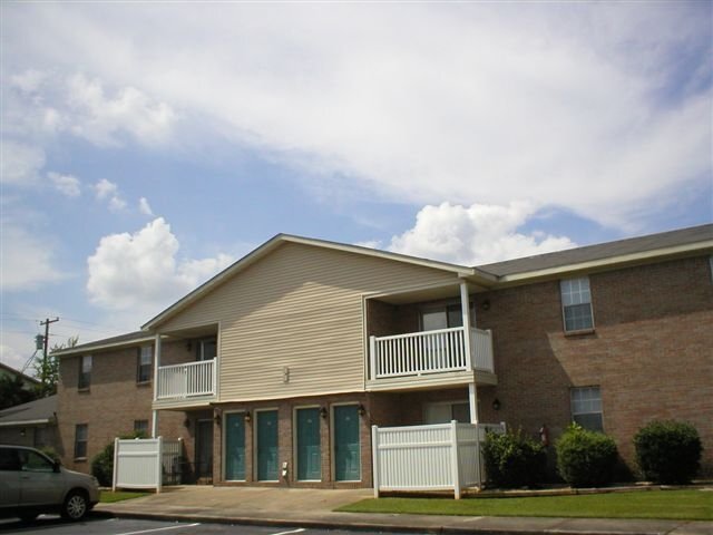Building Photo - 600 Camelot Private Dr