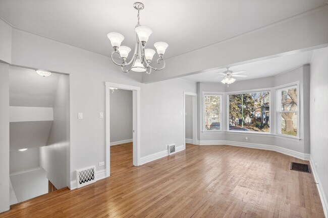 Foto del edificio - 5831 W Byron St