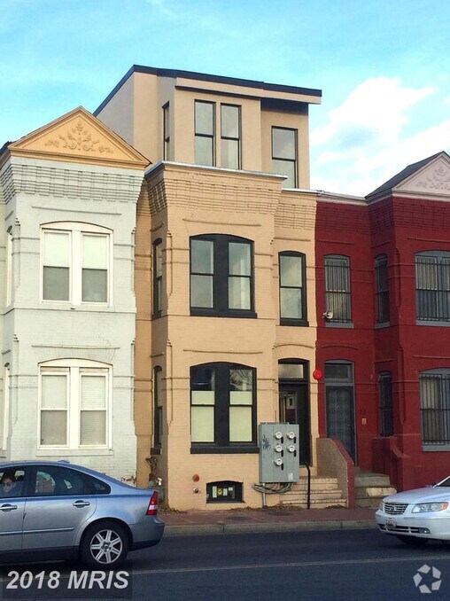 West Eckington Apartments for Rent with a Living Room Washington, DC