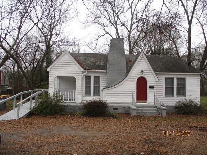 Primary Photo - 905 W C St