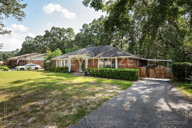 Foto del edificio - 3/2 Brick Home with Sunroom, Deck, and Car...
