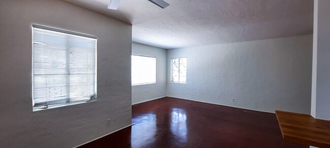 Building Photo - 1804 W Roma Ave