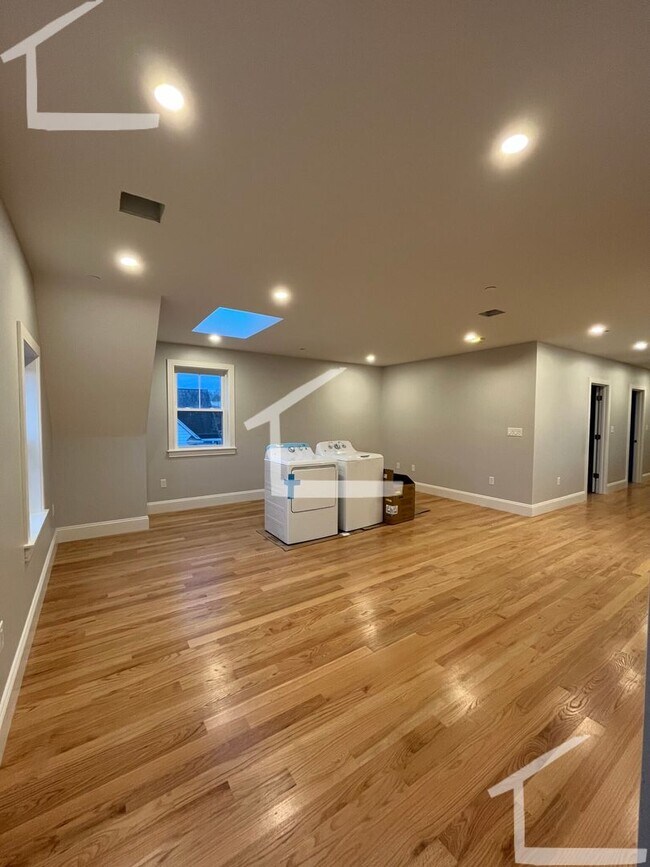 Building Photo - Nice New 3-bed, 2-bath Unit!