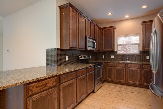 Foto del edificio - ** MOVE IN 2026 $4500 * MOVE IN 2027 $5500 ** 5 Bed 3 Bath 6-Minute Walk to TCU Campus