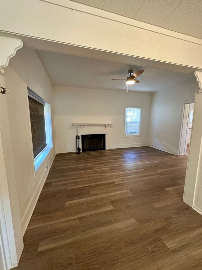 Building Photo - Newly Remodeled DOWNTOWN PASO Single Famil...