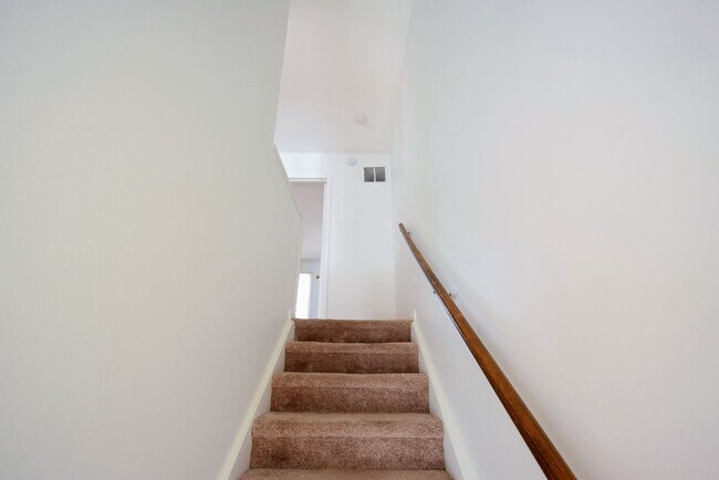 Foto del edificio - 573 Winding Creek Rd