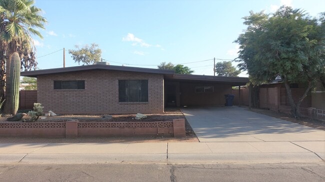 Charming 4-bedroom, 2-bathroom in Tempe! - Charming 4-bedroom, 2-bathroom in Tempe! House