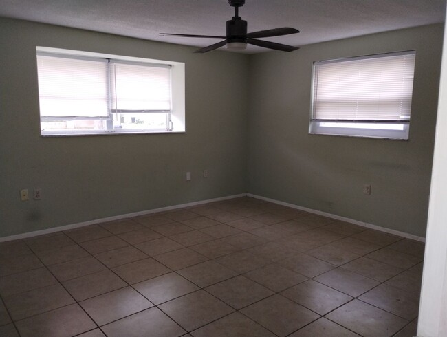 Building Photo - 3-bedroom, 2-bath home offering 1,554 squa...