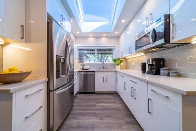 Foto del edificio - 2438 Clover St