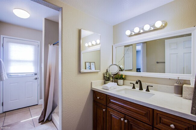 Foto del edificio - 1 br, 2 bath Duplex - 1012 Eugene Cernan S...