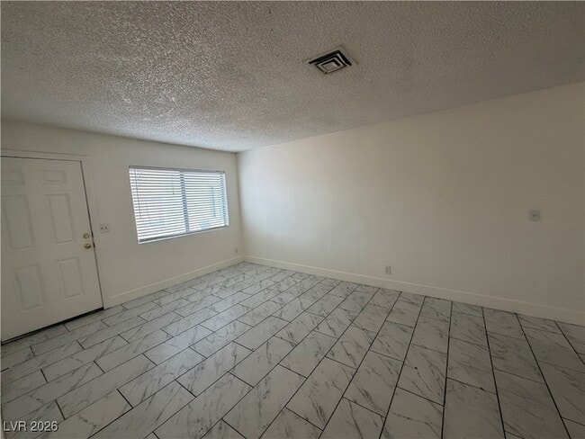 Foto del edificio - 832 N Held Rd