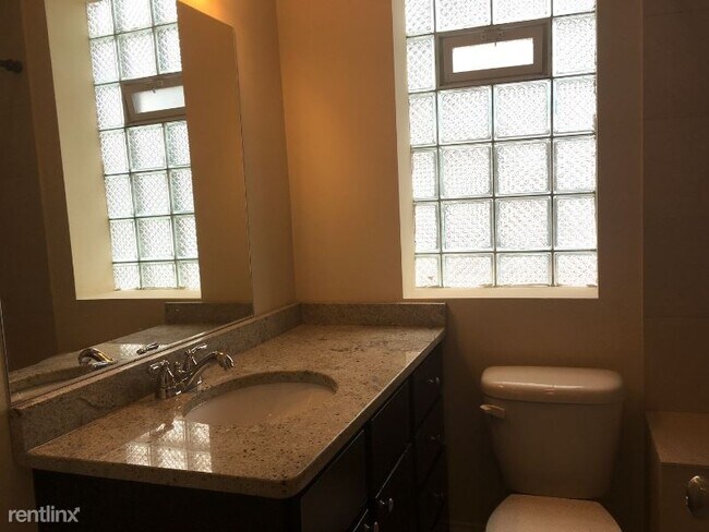 Foto del edificio - 4954 N St Louis Ave
