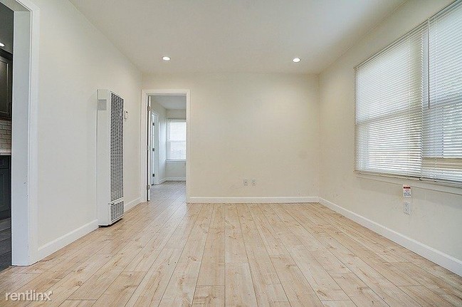 Building Photo - 2 br, 1 bath Apartment - 1749 Cedar Avenue 6