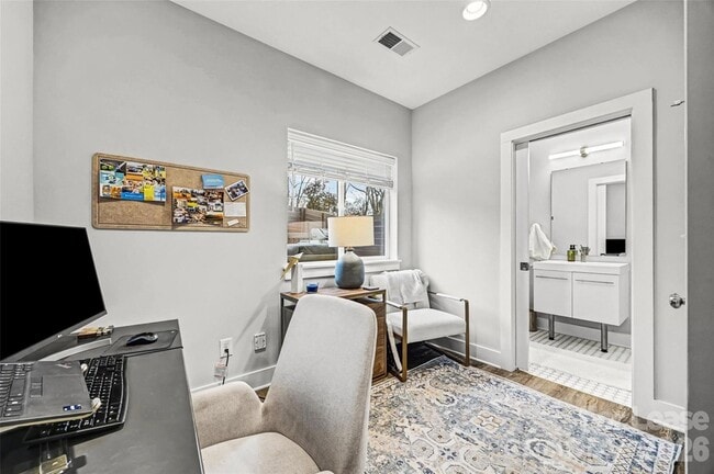 Building Photo - 840 E 18th St