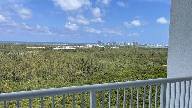 Foto del edificio - 14951 Royal Oaks Ln