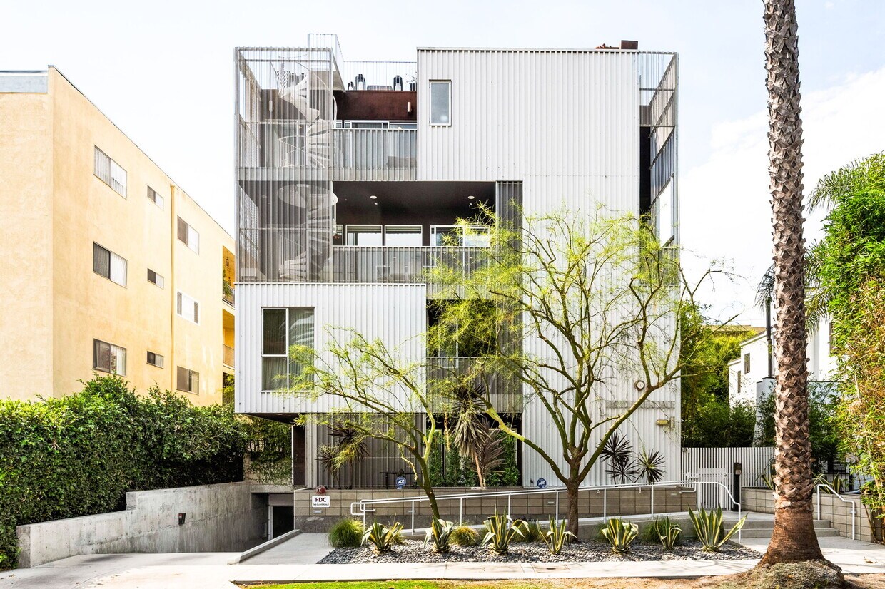Foto principal - 749 S Cloverdale Ave