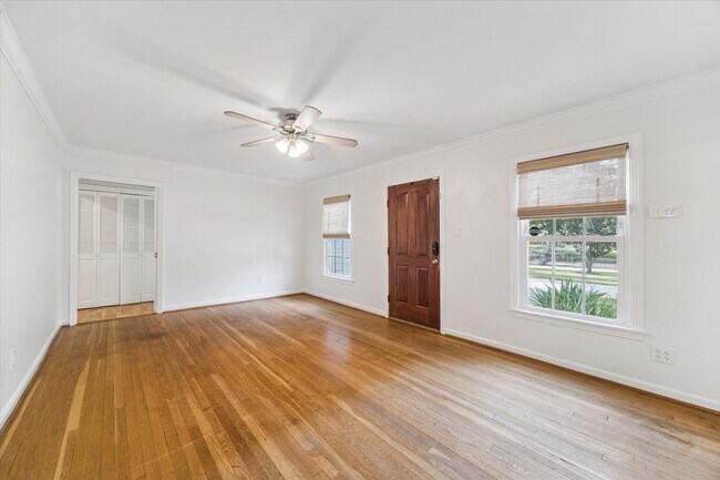 Foto del edificio - 1063 W 43rd St