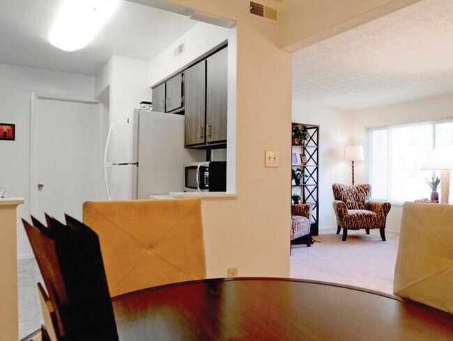 Cocina y comedor - The Village on Beaver Creek Apartments