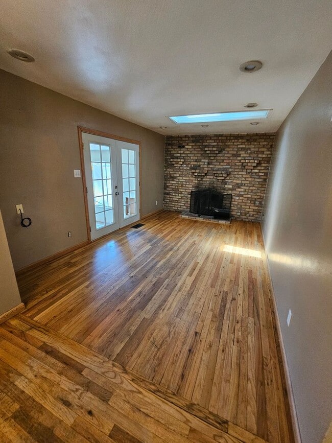 Building Photo - Large 3 bedroom in great location