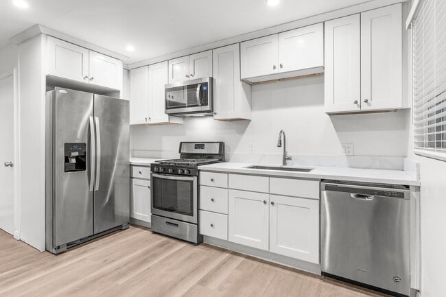 Building Photo - 3032 E 7th St