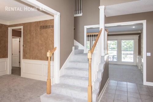 Foto del edificio - Spacious 2-story with Finished Bsmt and Fe...