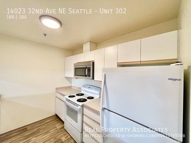 Building Photo - Spacious Top Floor 1-Bedroom/1-Bathroom! I...