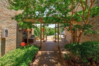 Building Photo - 3431 N Hills Dr