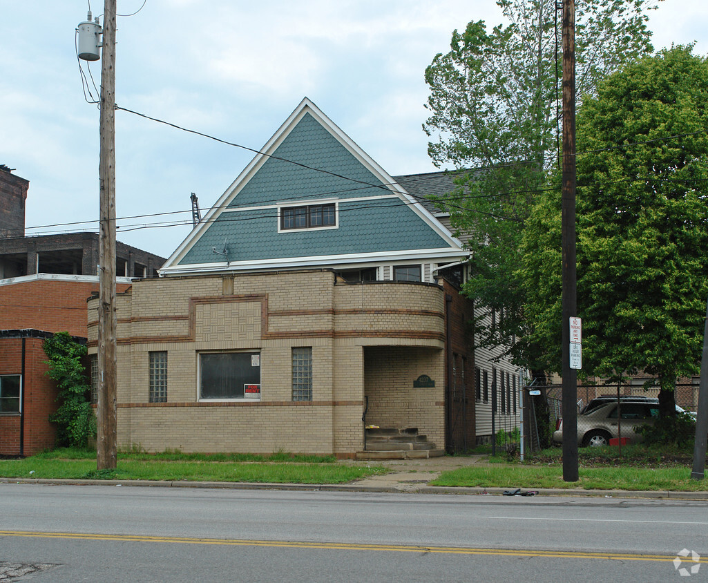 Primary Photo - 4237 St Clair Ave