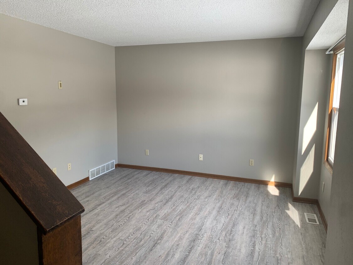 2454 Indianola Ave, Des Moines, IA 50315 Townhome Rentals in Des