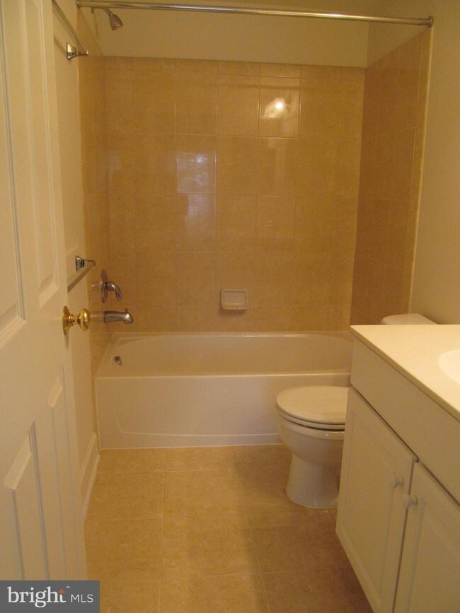 Building Photo - 2463 Huntington Park Dr